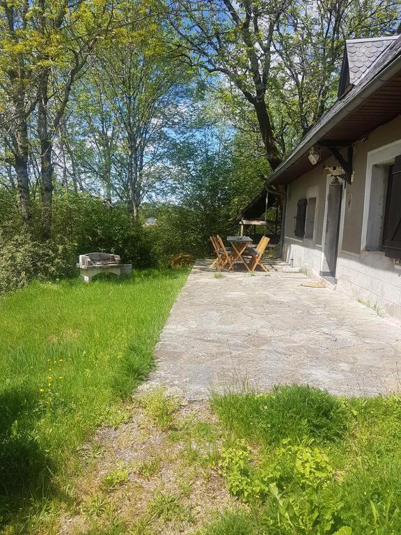 Fermette Typique Auvergnate Dans Son Ecrin D'Eau Et De Verdure Saint-Donat Zewnętrze zdjęcie